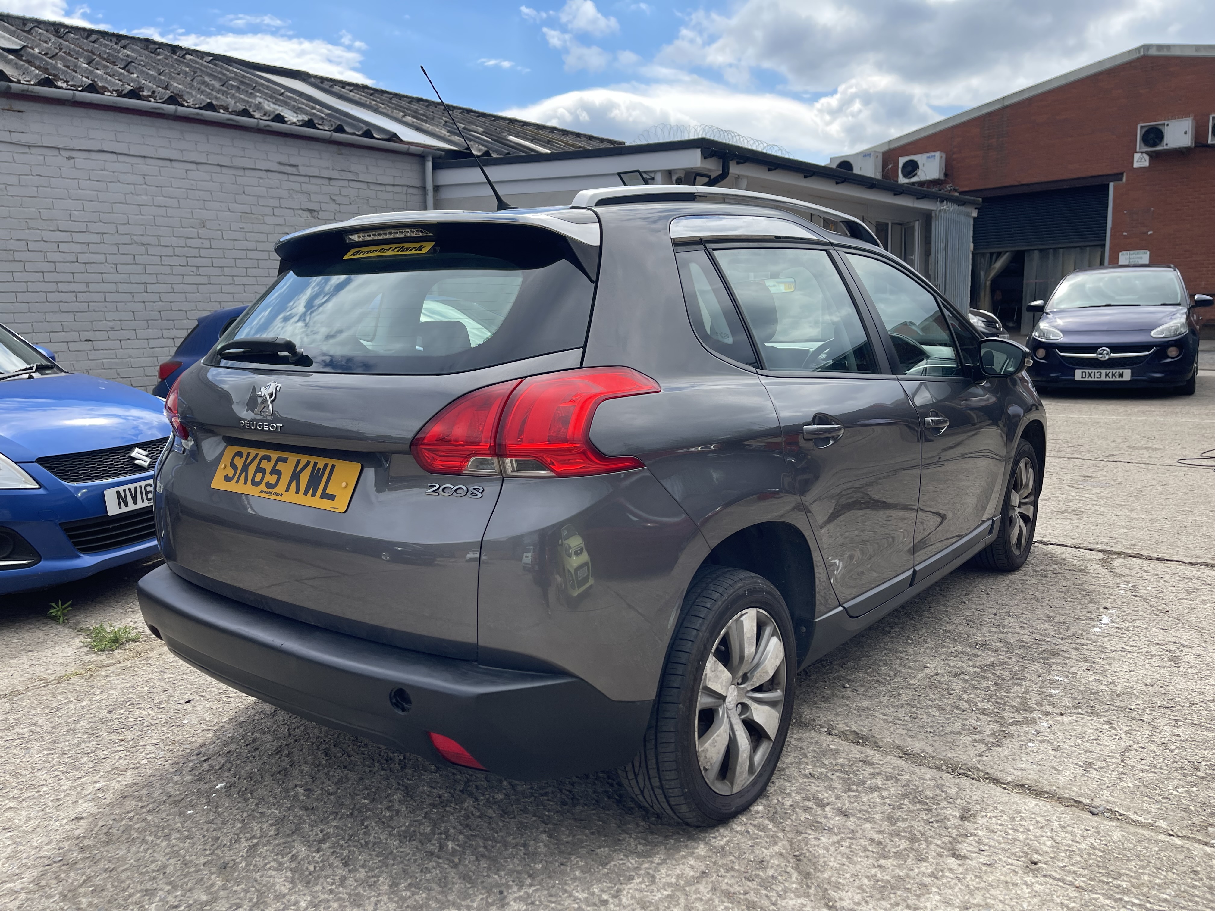 2015 PEUGEOT 2008 1.6 BlueHDi Active Peugeot 2008 1.6 BlueHDi Active view 5