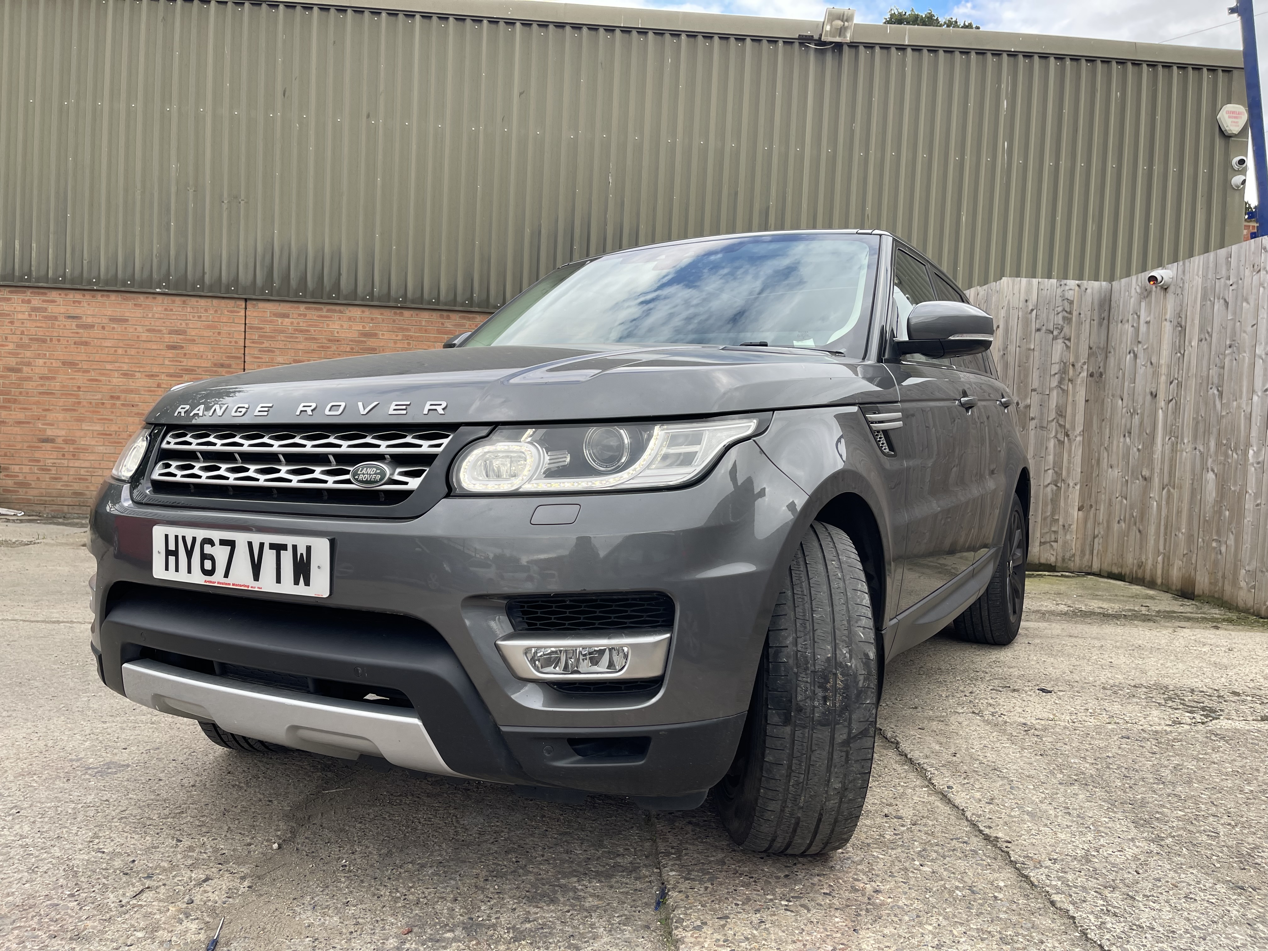 2017 Land Rover Range Rover Sport Land Rover Range Rover Sport 2.0 SD4 HSE Auto 4WD view 3