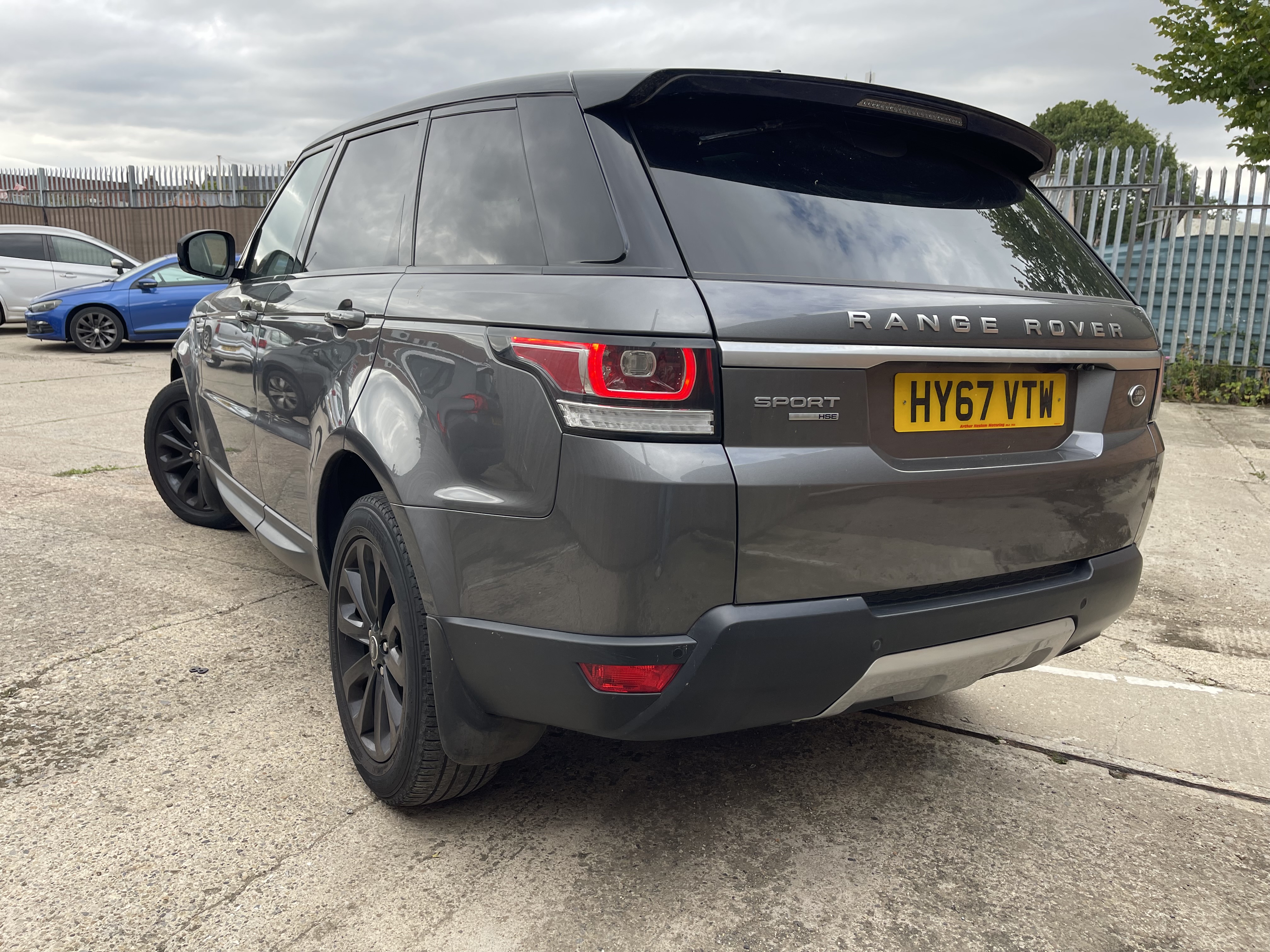 2017 Land Rover Range Rover Sport Land Rover Range Rover Sport 2.0 SD4 HSE Auto 4WD view 4