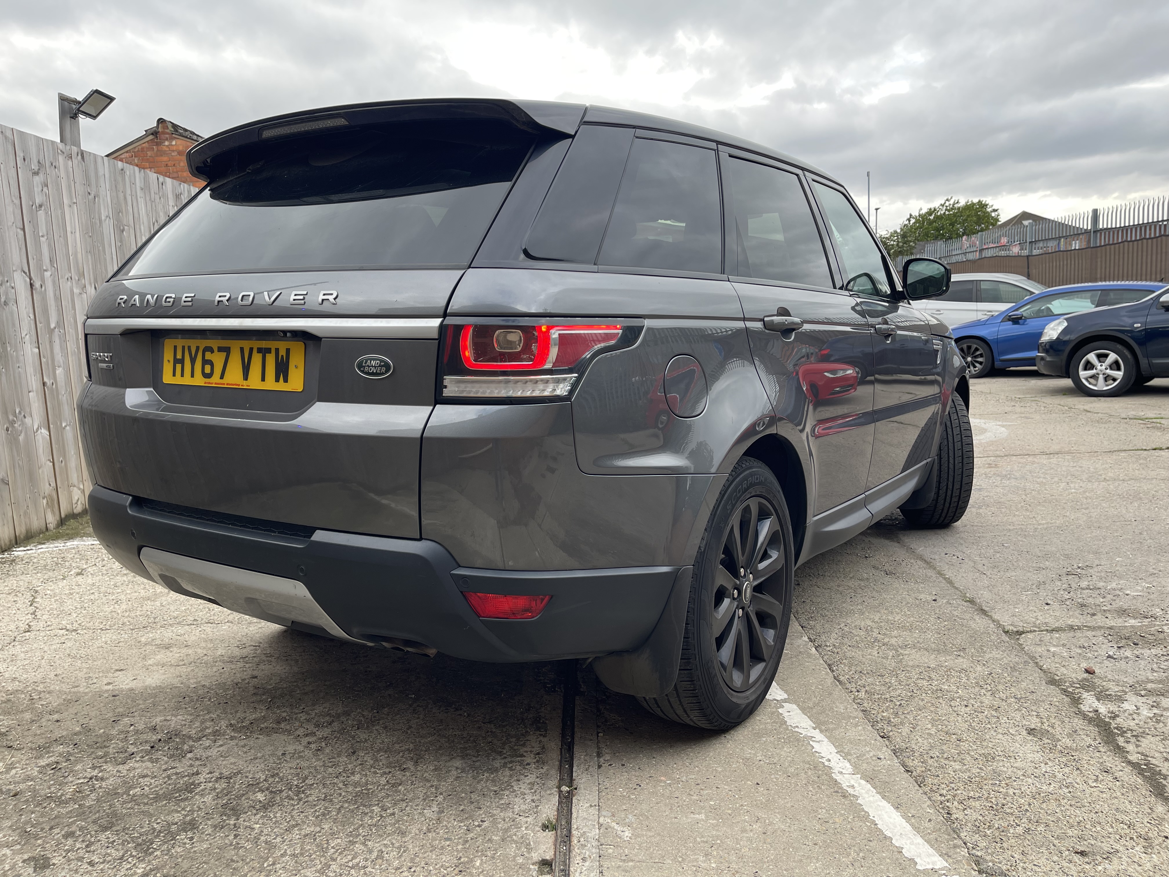 2017 Land Rover Range Rover Sport Land Rover Range Rover Sport 2.0 SD4 HSE Auto 4WD view 5